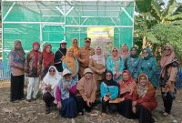 Sekretaris Camat Cibitung, Sarkum, bersama Ketua Tim Penggerak PKK Kecamatan Cibitung, Ny. Puji Encun Sunarto, memantau kesiapan fasilitas Posyandu Sari Mawar di RW 008 Taman Wanasari Indah, Selasa (27/5/2025). 