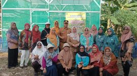 Sekretaris Camat Cibitung, Sarkum, bersama Ketua Tim Penggerak PKK Kecamatan Cibitung, Ny. Puji Encun Sunarto, memantau kesiapan fasilitas Posyandu Sari Mawar di RW 008 Taman Wanasari Indah, Selasa (27/5/2025). 