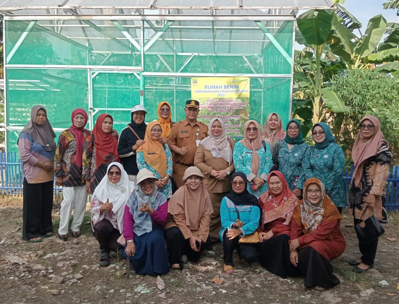 Sekretaris Camat Cibitung, Sarkum, bersama Ketua Tim Penggerak PKK Kecamatan Cibitung, Ny. Puji Encun Sunarto, memantau kesiapan fasilitas Posyandu Sari Mawar di RW 008 Taman Wanasari Indah, Selasa (27/5/2025). 