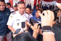Wali Kota Bekasi, Tri Adhianto, meletakkan batu pertama pembangunan Intake Siltrap milik Perumda Tirta Patriot di Jalan Kemakmuran, Bekasi Selatan, Rabu (28/5/2025). Proyek ini menjadi langkah strategis dalam penyediaan air bersih berbasis Kalimalang untuk 42.000 warga Bekasi.