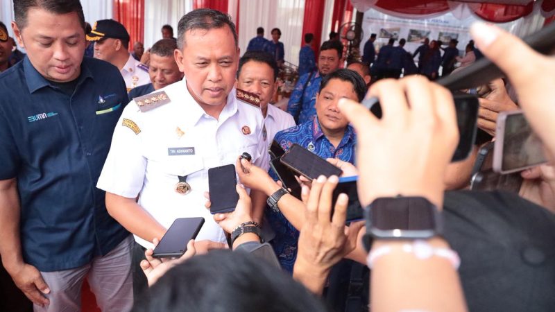 Wali Kota Bekasi, Tri Adhianto, meletakkan batu pertama pembangunan Intake Siltrap milik Perumda Tirta Patriot di Jalan Kemakmuran, Bekasi Selatan, Rabu (28/5/2025). Proyek ini menjadi langkah strategis dalam penyediaan air bersih berbasis Kalimalang untuk 42.000 warga Bekasi.