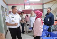Wali Kota Bekasi, Tri Adhianto, melakukan inspeksi mendadak ke RS Rawalumbu, Rabu (28/5/2025), menindaklanjuti laporan keterlambatan pembayaran gaji tenaga kesehatan selama tiga bulan.