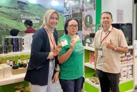 Melayani pengunjung : AGRATI hadir di Hall 3 a, Booth A103, memperkenalkan beragam varian teh berkualitas tinggi seperti White Tea, Black Tea, Green Tea, Yellow Tea dan Blend Tea Premium.