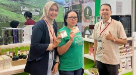 Melayani pengunjung : AGRATI hadir di Hall 3 a, Booth A103, memperkenalkan beragam varian teh berkualitas tinggi seperti White Tea, Black Tea, Green Tea, Yellow Tea dan Blend Tea Premium.
