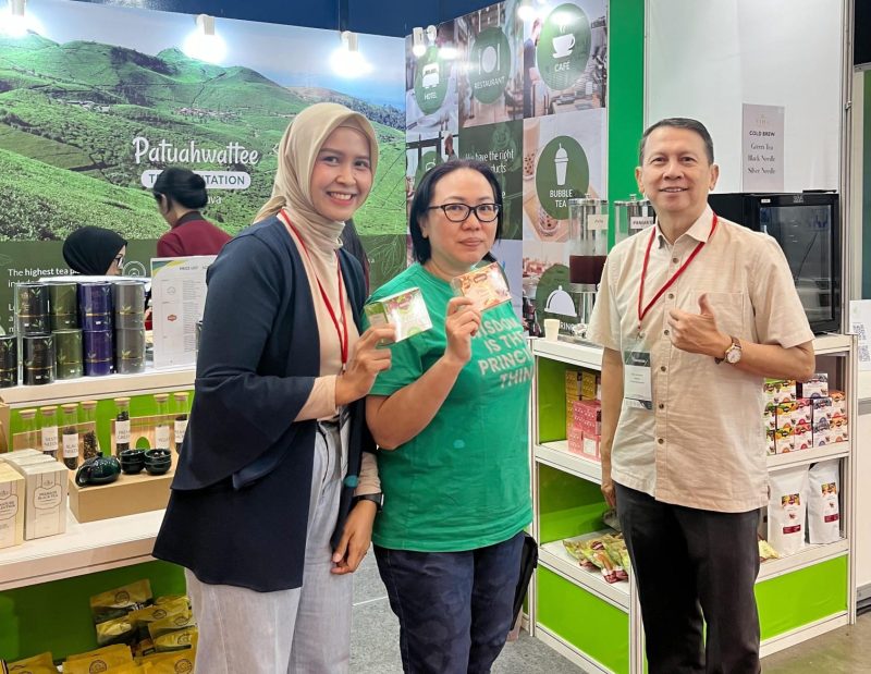 Melayani pengunjung : AGRATI hadir di Hall 3 a, Booth A103, memperkenalkan beragam varian teh berkualitas tinggi seperti White Tea, Black Tea, Green Tea, Yellow Tea dan Blend Tea Premium.