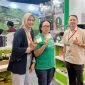 Melayani pengunjung : AGRATI hadir di Hall 3 a, Booth A103, memperkenalkan beragam varian teh berkualitas tinggi seperti White Tea, Black Tea, Green Tea, Yellow Tea dan Blend Tea Premium.