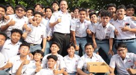 Momen bersejarah bagi siswa kelas XII SMAN 1 Bekasi! Wali Kota Bekasi, Dr. Tri Adhianto, hadir memberikan semangat dan menegaskan: “Ijazah adalah hak siswa, tidak boleh ditahan.