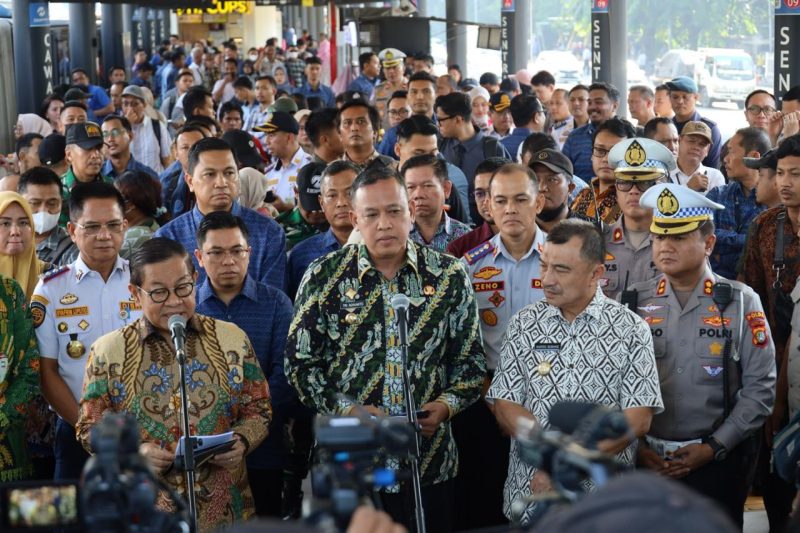 Wali Kota Bekasi Tri Adhianto bersama Gubernur DKI Jakarta Pramono Anung menjajal rute baru TransJakarta Vida Bantargebang–UKI Cawang, Rabu (15/5).