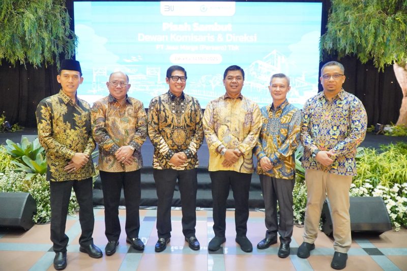 Direktur Utama Jasa Marga Rivan A. Purwantono bersama Komisaris Utama Juri Ardiantoro usai pelantikan jajaran baru, siap lanjutkan agenda keberlanjutan perusahaan.