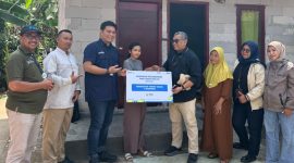Ibu Enok Harliana, salah satu nasabah Unit Mekaar Karawang Timur 2 yang menjadi korban kebakaran. Bantuan disalurkan langsung oleh PNM dan BRINS sebagai bentuk kepedulian nyata.