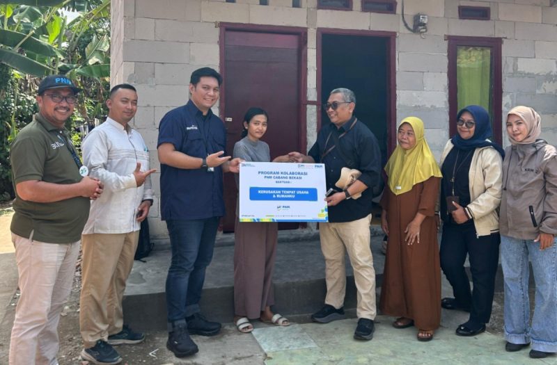 Ibu Enok Harliana, salah satu nasabah Unit Mekaar Karawang Timur 2 yang menjadi korban kebakaran. Bantuan disalurkan langsung oleh PNM dan BRINS sebagai bentuk kepedulian nyata.