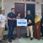 Ibu Enok Harliana, salah satu nasabah Unit Mekaar Karawang Timur 2 yang menjadi korban kebakaran. Bantuan disalurkan langsung oleh PNM dan BRINS sebagai bentuk kepedulian nyata.