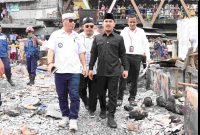 Pemkab Bekasi bergerak cepat pasca-kebakaran yang melanda Pasar Bojong. Bupati Ade turun langsung meninjau kondisi dan memastikan penataan darurat segera dilakukan agar pedagang bisa kembali berdagang. Dalam jangka panjang, pasar akan dibangun lebih baik dan tertata.