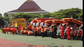 Tim BPBD Kabupaten Bekasi mengingatkan masyarakat untuk tetap waspada dan aktif menjaga lingkungan selama masa transisi pascabencana.
