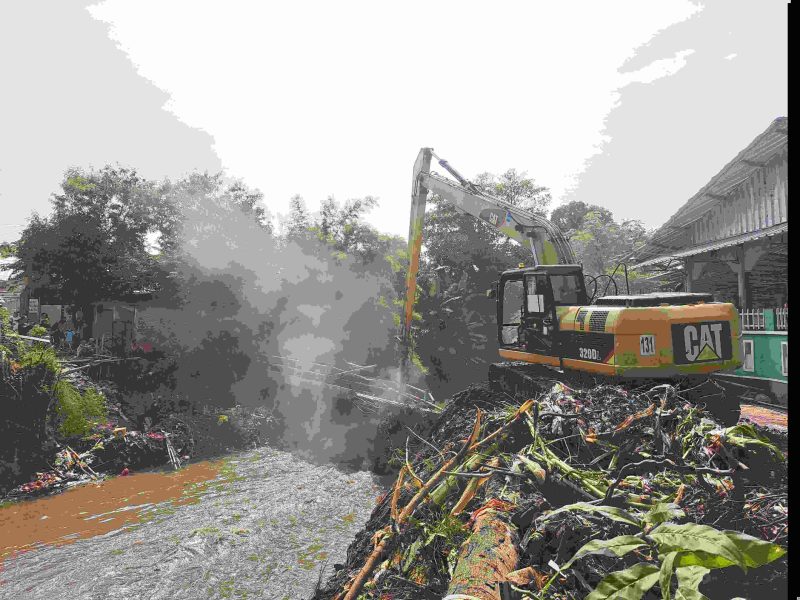 Akses warga RW 16 Permata Regensi ke RW 22 Desa Sumber Jaya segera kembali lancar. Pemerintah Bekasi tak tinggal diam.