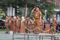 Kepala BPKD Hudaya memberikan arahan kepada seluruh ASN Pemkab Bekasi dalam apel rutin di Plaza Pemkab, Senin (26/05/2025).