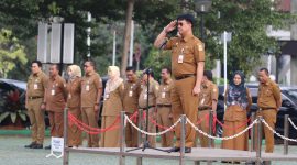 Kepala BPKD Hudaya memberikan arahan kepada seluruh ASN Pemkab Bekasi dalam apel rutin di Plaza Pemkab, Senin (26/05/2025).
