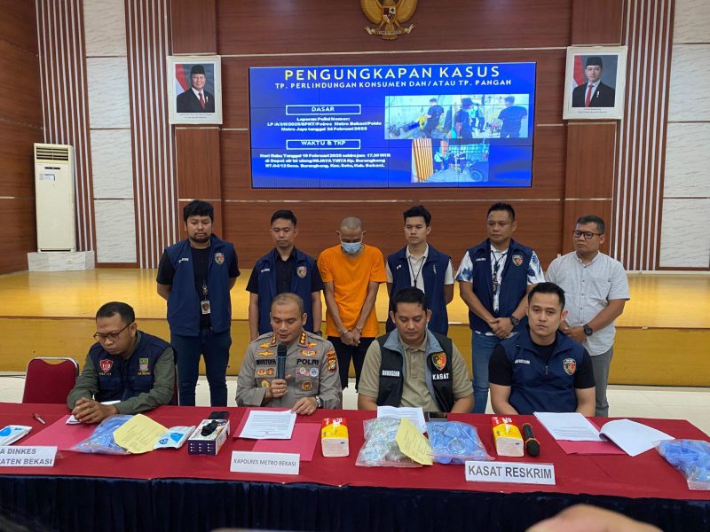 Modus : Sebuah depot air isi ulang di Bekasi ketahuan memproduksi dan menjual air mineral palsu bermerek Le Minerale dengan menggunakan air tanah yang tidak layak konsumsi.
Polisi sudah turun tangan dan membongkar praktik licik yang membahayakan kesehatan masyarakat ini.