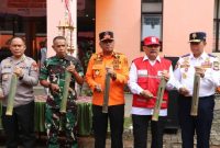 
Untuk foto suasana umum acara (keramaian peserta):
📸 Ratusan peserta dari berbagai elemen masyarakat antusias mengikuti peringatan Hari Kesiapsiagaan Bencana (HKB) 2025 di halaman Kantor BPBD Kabupaten Bekasi, Sabtu (26/4/2025).

Untuk foto simulasi bencana:
📸 Peserta mengikuti simulasi penanganan bencana dengan serius sebagai bagian dari edukasi kesiapsiagaan dalam kegiatan HKB 2025.

Untuk foto Kepala BPBD memberikan sambutan:
