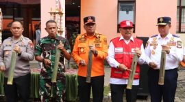 
Untuk foto suasana umum acara (keramaian peserta):
📸 Ratusan peserta dari berbagai elemen masyarakat antusias mengikuti peringatan Hari Kesiapsiagaan Bencana (HKB) 2025 di halaman Kantor BPBD Kabupaten Bekasi, Sabtu (26/4/2025).

Untuk foto simulasi bencana:
📸 Peserta mengikuti simulasi penanganan bencana dengan serius sebagai bagian dari edukasi kesiapsiagaan dalam kegiatan HKB 2025.

Untuk foto Kepala BPBD memberikan sambutan:
