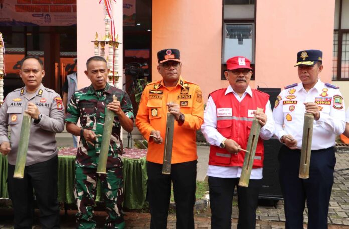 
Untuk foto suasana umum acara (keramaian peserta):
📸 Ratusan peserta dari berbagai elemen masyarakat antusias mengikuti peringatan Hari Kesiapsiagaan Bencana (HKB) 2025 di halaman Kantor BPBD Kabupaten Bekasi, Sabtu (26/4/2025).

Untuk foto simulasi bencana:
📸 Peserta mengikuti simulasi penanganan bencana dengan serius sebagai bagian dari edukasi kesiapsiagaan dalam kegiatan HKB 2025.

Untuk foto Kepala BPBD memberikan sambutan:
