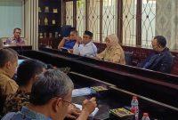 Rapat finalisasi Raperda Perubahan Pajak dan Retribusi Daerah dipimpin Ketua BAPEMPERDA DPRD Kota Bekasi, Dariyanto, dihadiri pejabat Pemkot Bekasi di Gedung DPRD Kota Bekasi.








