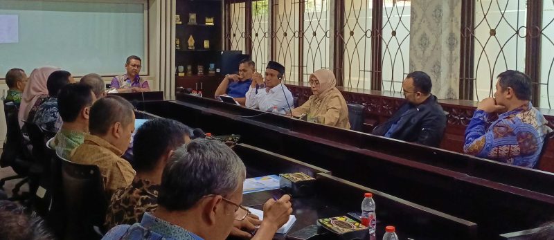 Rapat finalisasi Raperda Perubahan Pajak dan Retribusi Daerah dipimpin Ketua BAPEMPERDA DPRD Kota Bekasi, Dariyanto, dihadiri pejabat Pemkot Bekasi di Gedung DPRD Kota Bekasi.








