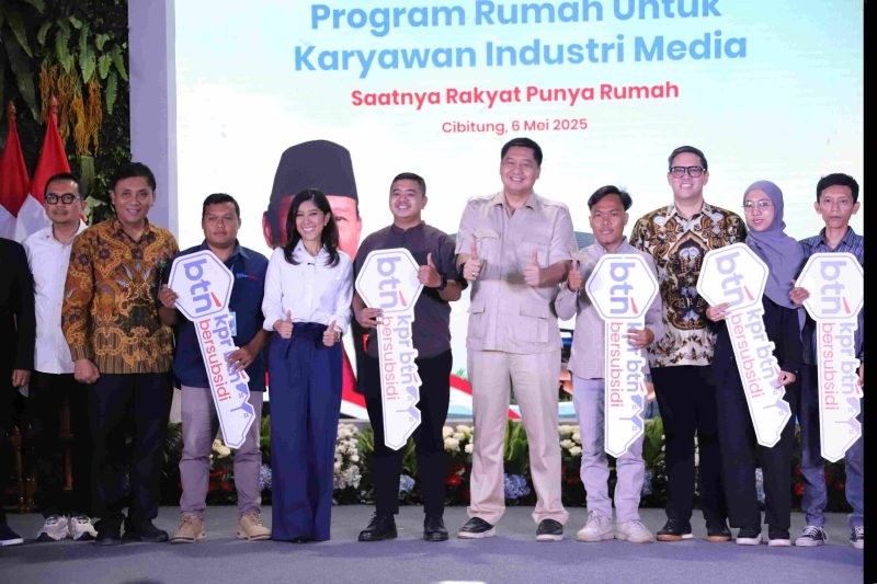 Menteri Perumahan dan Kawasan Permukiman RI Maruarar Sirait bersama Menteri Komunikasi dan Digital RI Meutya Hafid, Melaunching program rumah untuk karyawan media yang berlokasi di Perumahan Gran Harmoni, Desa Muktiwari, Kecamatan Cibitung. Pada Selasa, (06/05/2025). 