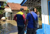 Hujan deras Sabtu malam menyebabkan tanggul Situ Nagrog Saradan di Subang jebol. Akibatnya, 10 rumah warga di Desa Jati, Cipunagara, terendam banjir. Warga kini mengungsi dan butuh bantuan logistik.