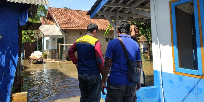 Hujan deras Sabtu malam menyebabkan tanggul Situ Nagrog Saradan di Subang jebol. Akibatnya, 10 rumah warga di Desa Jati, Cipunagara, terendam banjir. Warga kini mengungsi dan butuh bantuan logistik.