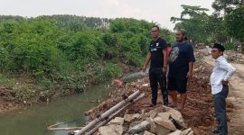 Pembangunan turap di Kali Cikadu, Desa Sukadami, untuk mengatasi banjir sebagai bagian dari program 100 Hari Kerja Bupati Bekasi.