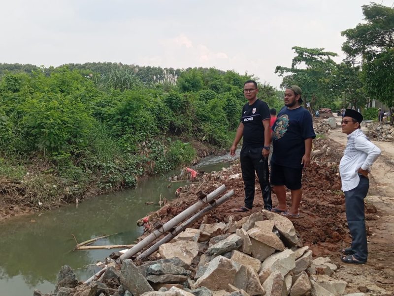 Pembangunan turap di Kali Cikadu, Desa Sukadami, untuk mengatasi banjir sebagai bagian dari program 100 Hari Kerja Bupati Bekasi.