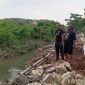 Pembangunan turap di Kali Cikadu, Desa Sukadami, untuk mengatasi banjir sebagai bagian dari program 100 Hari Kerja Bupati Bekasi.