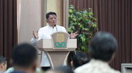 Kepala BMBPSDM Kemenag Muhammad Ali Ramdhani saat memberikan keynote speech pada kegiatan Moderasi Beragama dan Ekotelogi, Manusia, Lingkungan, dan Warisan Gus Dur di UIN Sunan Kalijaga Yogyakarta, Jumat (13/6/2025).

