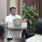 Kepala BMBPSDM Kemenag Muhammad Ali Ramdhani saat memberikan keynote speech pada kegiatan Moderasi Beragama dan Ekotelogi, Manusia, Lingkungan, dan Warisan Gus Dur di UIN Sunan Kalijaga Yogyakarta, Jumat (13/6/2025).

