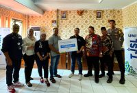 Penyerahan Simbolis
Manajer Regional PNM Mekaar Bekasi 1, Iqbal Hudaya, secara simbolis menyerahkan bantuan gerobak motor dan gerobak sampah kepada Camat Tambun Utara, H. Najmuddin, disaksikan oleh jajaran pemerintah setempat dan perwakilan PNM, dalam kegiatan serah terima bantuan TJSL di Aula Kantor Kecamatan Tambun Utara, Kamis (12/6/2025).