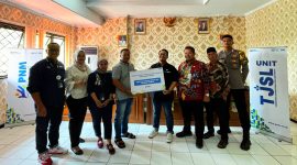 Penyerahan Simbolis
Manajer Regional PNM Mekaar Bekasi 1, Iqbal Hudaya, secara simbolis menyerahkan bantuan gerobak motor dan gerobak sampah kepada Camat Tambun Utara, H. Najmuddin, disaksikan oleh jajaran pemerintah setempat dan perwakilan PNM, dalam kegiatan serah terima bantuan TJSL di Aula Kantor Kecamatan Tambun Utara, Kamis (12/6/2025).