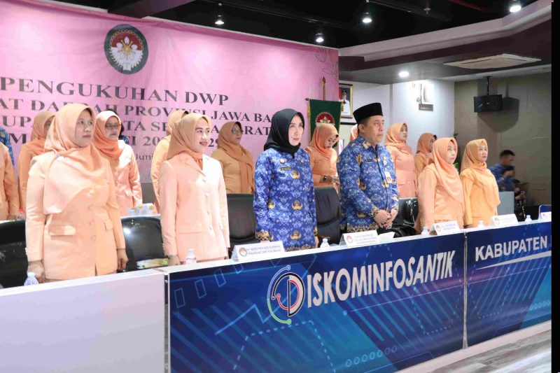 Pelantikan Pengurus Dharma Wanita Persatuan (DWP) Kabupaten Bekasi masa bakti 2024–2029 secara virtual di Command Center Diskominfosantik, Selasa (17/06/2025). Acara dihadiri oleh Sekda, Ketua TP PKK, dan Plt. Kepala DP3A Kabupaten Bekasi.

