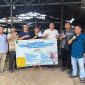 Petugas medis dari Dinas Pertanian Kabupaten Bekasi saat melakukan pemeriksaan kesehatan hewan kurban di salah satu lapak penjualan jelang Idul Adha 1446 H.