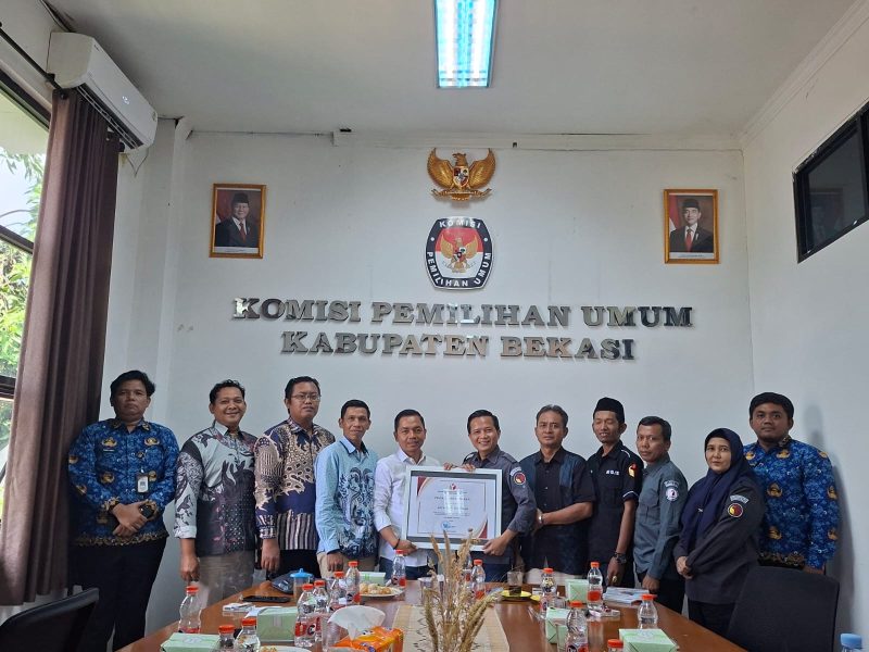 Tim Bawaslu Kabupaten Bekasi melakukan Safari Pengawasan sebagai bagian dari upaya pengawasan pasca-Pemilu dan Pilkada 2024. Komitmen kuat untuk menjaga demokrasi yang bersih, jujur, dan transparan di wilayah Bekasi.