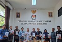 Pimpinan dan jajaran Komisi Pemilihan Umum (KPU) Kabupaten Bekasi bersama Badan Pengawas Pemilu (Bawaslu) Kabupaten Bekasi berfoto bersama usai audiensi dalam rangka mempererat silaturahmi dan sinergitas antar-lembaga penyelenggara pemilu, Senin (1/6/2025), di Kantor KPU Kabupaten Bekasi.