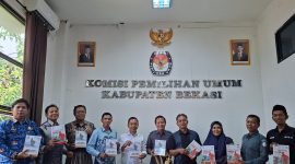 Pimpinan dan jajaran Komisi Pemilihan Umum (KPU) Kabupaten Bekasi bersama Badan Pengawas Pemilu (Bawaslu) Kabupaten Bekasi berfoto bersama usai audiensi dalam rangka mempererat silaturahmi dan sinergitas antar-lembaga penyelenggara pemilu, Senin (1/6/2025), di Kantor KPU Kabupaten Bekasi.
