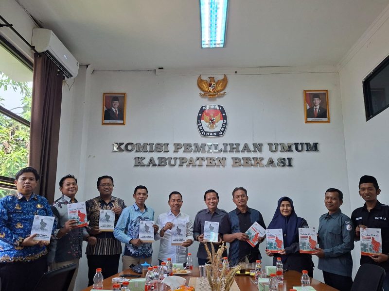Pimpinan dan jajaran Komisi Pemilihan Umum (KPU) Kabupaten Bekasi bersama Badan Pengawas Pemilu (Bawaslu) Kabupaten Bekasi berfoto bersama usai audiensi dalam rangka mempererat silaturahmi dan sinergitas antar-lembaga penyelenggara pemilu, Senin (1/6/2025), di Kantor KPU Kabupaten Bekasi.