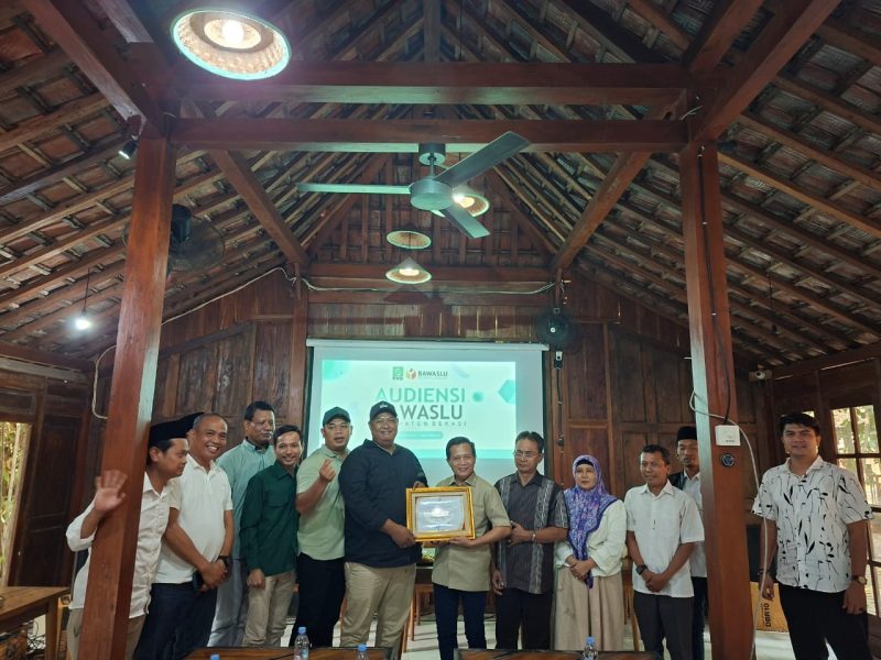 Ketua DPC PKB Kabupaten Bekasi, Muhamad Rochadi (Bro Adi), menerima kunjungan audiensi dari jajaran Bawaslu Kabupaten Bekasi dalam rangka mempererat sinergi penguatan demokrasi pasca Pemilu 2024, Rabu (4/6). Dalam kesempatan ini, Bro Adi memberikan apresiasi atas kerja profesional Bawaslu dalam mengawal proses Pemilu yang berlangsung aman dan lancar.