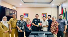 Wakil Bupati Bekasi dr. Asep Surya Atmaja menerima kunjungan silaturahmi dari jajaran Bawaslu Kabupaten Bekasi dalam rangka Safari Demokrasi, Rabu (4/6/2025), di ruang kerja Wakil Bupati, Komplek Plaza Pemerintah Kabupaten Bekasi. Dalam kesempatan ini, Bawaslu turut menyerahkan plakat penghargaan sebagai bentuk apresiasi atas dukungan Pemkab Bekasi dalam suksesnya Pemilu dan Pilkada 2024.