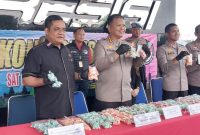 Kapolres Metro Bekasi Kota, Kombes Pol Kusumo Wahyu Bintoro (tengah), bersama jajaran menunjukkan barang bukti ribuan butir ekstasi yang berhasil disita dari tangan tersangka LS dalam pengungkapan kasus narkotika senilai Rp10 miliar. Barang bukti diamankan dari tiga lokasi berbeda: Jakarta Timur, Bogor, dan Depok. (Foto: Dok. Humas Polres Metro Bekasi Kota).