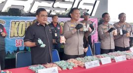 Kapolres Metro Bekasi Kota, Kombes Pol Kusumo Wahyu Bintoro (tengah), bersama jajaran menunjukkan barang bukti ribuan butir ekstasi yang berhasil disita dari tangan tersangka LS dalam pengungkapan kasus narkotika senilai Rp10 miliar. Barang bukti diamankan dari tiga lokasi berbeda: Jakarta Timur, Bogor, dan Depok. (Foto: Dok. Humas Polres Metro Bekasi Kota).