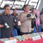 Kapolres Metro Bekasi Kota, Kombes Pol Kusumo Wahyu Bintoro (tengah), bersama jajaran menunjukkan barang bukti ribuan butir ekstasi yang berhasil disita dari tangan tersangka LS dalam pengungkapan kasus narkotika senilai Rp10 miliar. Barang bukti diamankan dari tiga lokasi berbeda: Jakarta Timur, Bogor, dan Depok. (Foto: Dok. Humas Polres Metro Bekasi Kota).