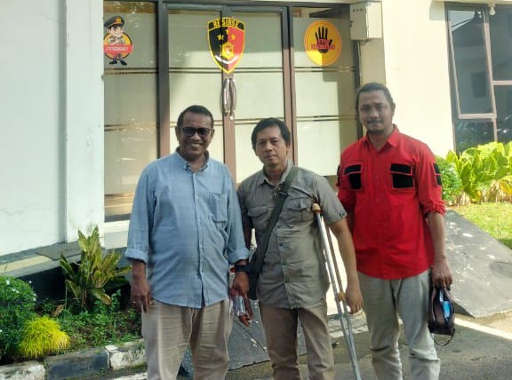 Tiga advokat BBHAR PDI Perjuangan Kabupaten Bekasi usai berkoordinasi dengan Unit PPA Polres Metro Bekasi, Rabu (4/6/2025), dalam rangka mengawal kasus penganiayaan terhadap anak usia 11 tahun.