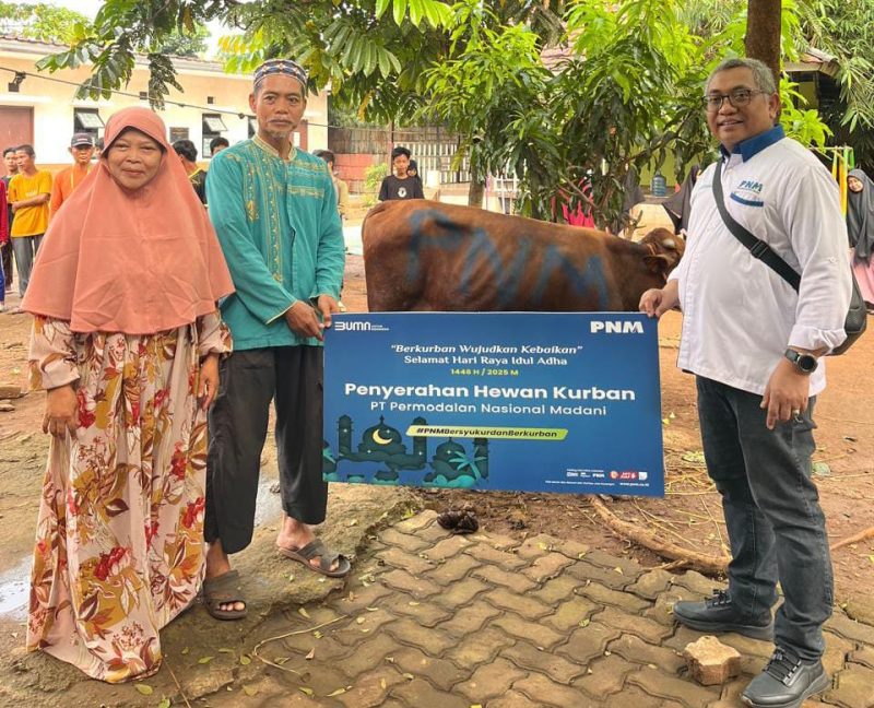Penyerahan hewan kurban oleh PNM di Desa Sumur Batu, Bantar Gebang, sebagai bagian dari rangkaian HUT ke-26. Program ini merupakan wujud rasa syukur dan komitmen PNM untuk terus menebar manfaat hingga ke pelosok negeri.